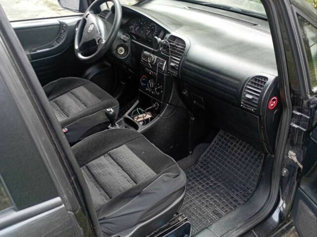 Чорний Опель Зафіра, об'ємом двигуна 2 л та пробігом 245 тис. км за 2613 $, фото 3 на Automoto.ua