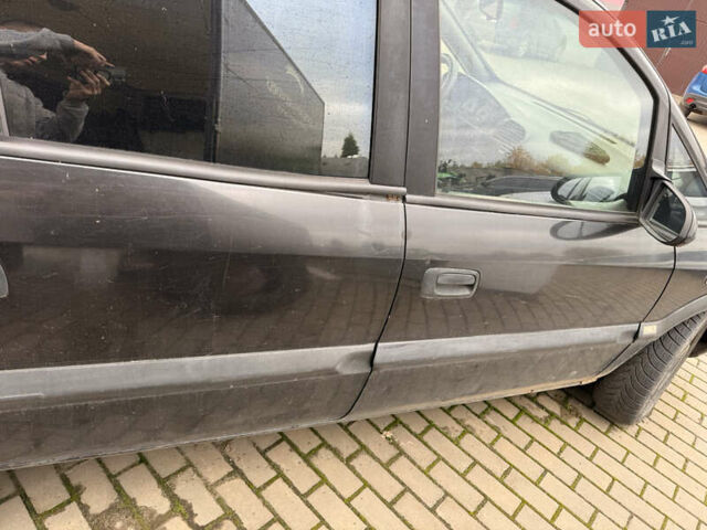 Черный Опель Зафира, объемом двигателя 2.2 л и пробегом 300 тыс. км за 1700 $, фото 7 на Automoto.ua