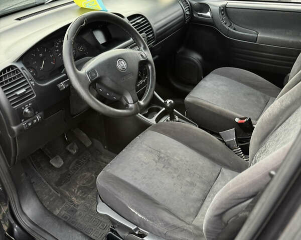 Чорний Опель Зафіра, об'ємом двигуна 2 л та пробігом 359 тис. км за 3300 $, фото 8 на Automoto.ua