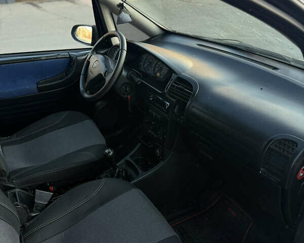 Черный Опель Зафира, объемом двигателя 2.2 л и пробегом 343 тыс. км за 3399 $, фото 12 на Automoto.ua