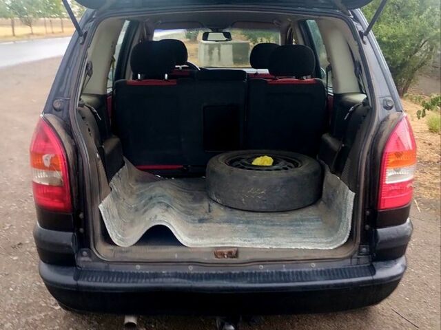 Черный Опель Зафира, объемом двигателя 1.6 л и пробегом 321 тыс. км за 3700 $, фото 12 на Automoto.ua