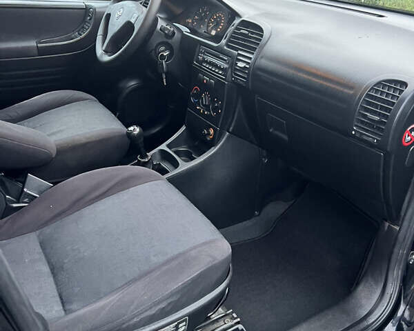 Черный Опель Зафира, объемом двигателя 2.2 л и пробегом 342 тыс. км за 4299 $, фото 26 на Automoto.ua