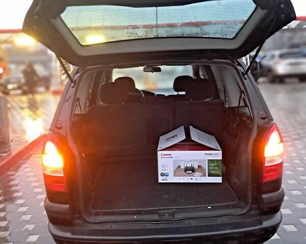 Черный Опель Зафира, объемом двигателя 2.17 л и пробегом 315 тыс. км за 3777 $, фото 4 на Automoto.ua