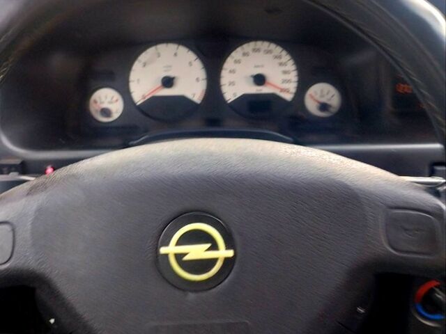 Черный Опель Зафира, объемом двигателя 1.6 л и пробегом 321 тыс. км за 3700 $, фото 7 на Automoto.ua