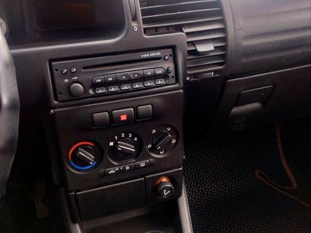 Черный Опель Зафира, объемом двигателя 1.6 л и пробегом 321 тыс. км за 3700 $, фото 5 на Automoto.ua