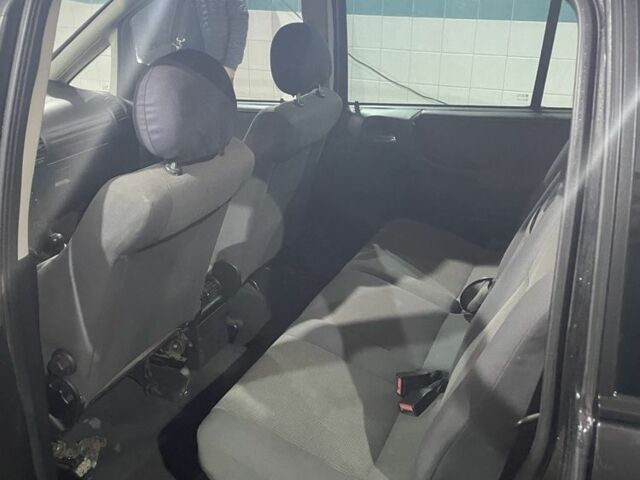 Черный Опель Зафира, объемом двигателя 2 л и пробегом 200 тыс. км за 1100 $, фото 3 на Automoto.ua