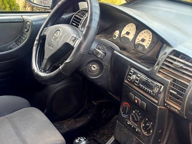 Черный Опель Зафира, объемом двигателя 2 л и пробегом 0 тыс. км за 2800 $, фото 5 на Automoto.ua