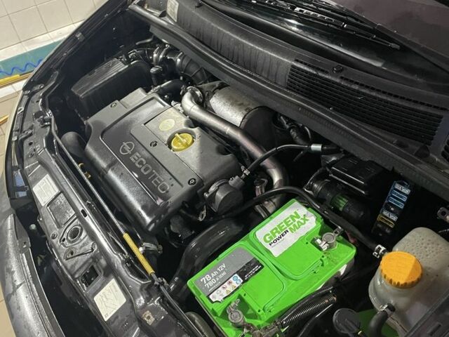 Черный Опель Зафира, объемом двигателя 2 л и пробегом 200 тыс. км за 1100 $, фото 2 на Automoto.ua