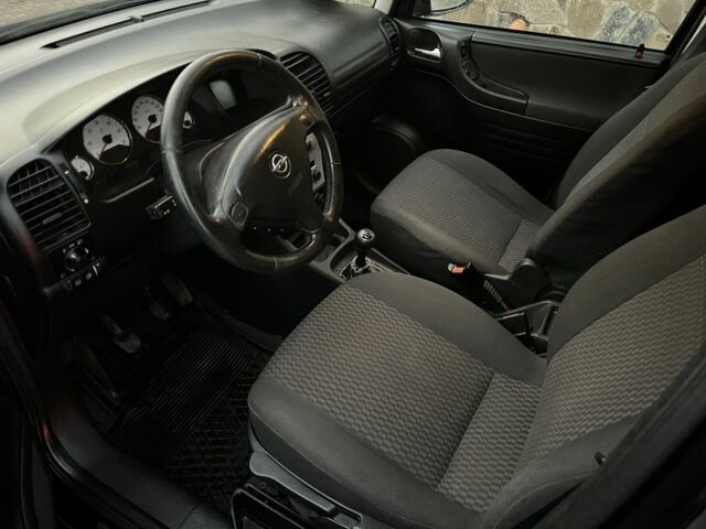 Черный Опель Зафира, объемом двигателя 2.2 л и пробегом 270 тыс. км за 3100 $, фото 2 на Automoto.ua