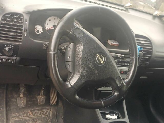 Черный Опель Зафира, объемом двигателя 2.2 л и пробегом 260 тыс. км за 2200 $, фото 2 на Automoto.ua