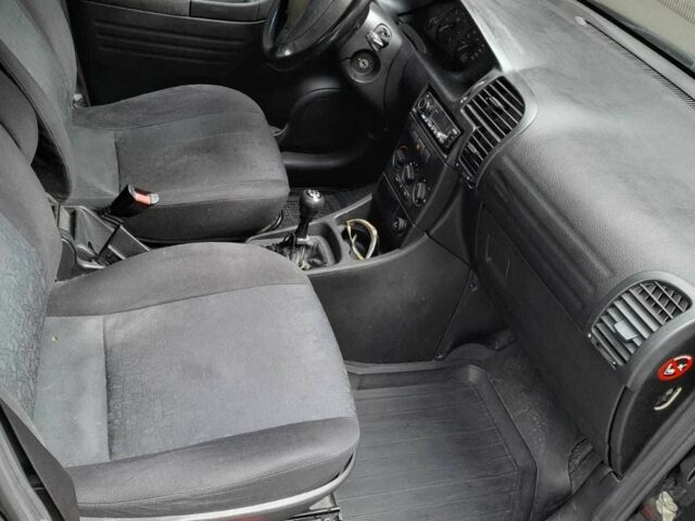 Черный Опель Зафира, объемом двигателя 0 л и пробегом 263 тыс. км за 3561 $, фото 2 на Automoto.ua