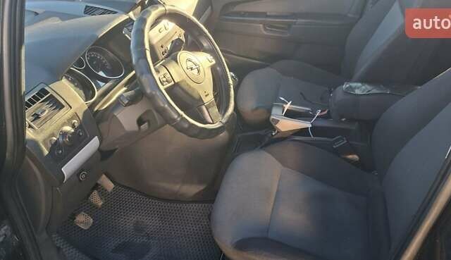 Черный Опель Зафира, объемом двигателя 1.6 л и пробегом 326 тыс. км за 3800 $, фото 2 на Automoto.ua