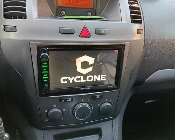 Чорний Опель Зафіра, об'ємом двигуна 1.9 л та пробігом 321 тис. км за 5500 $, фото 4 на Automoto.ua