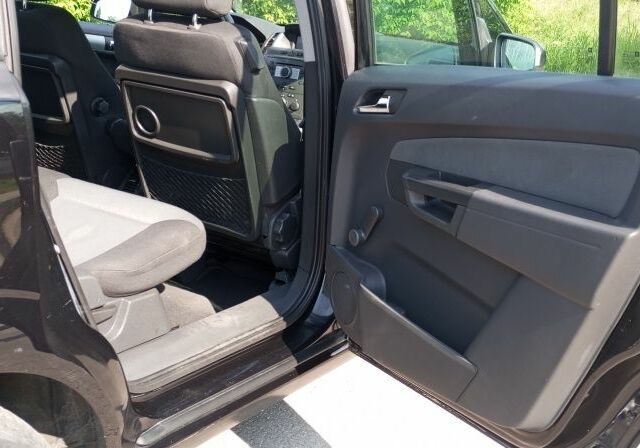 Черный Опель Зафира, объемом двигателя 1 л и пробегом 250 тыс. км за 4900 $, фото 6 на Automoto.ua
