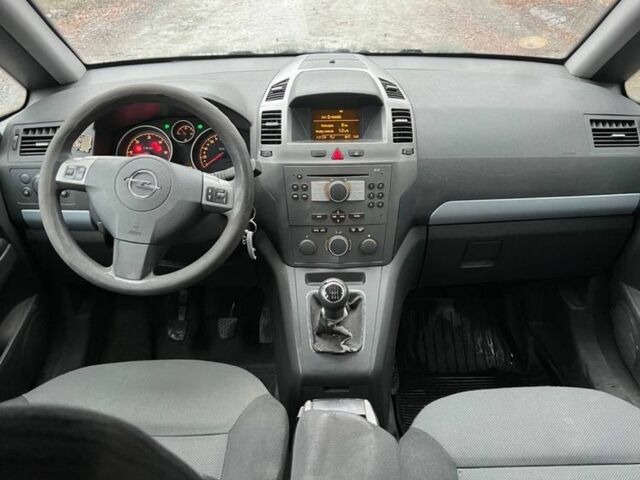 Черный Опель Зафира, объемом двигателя 1.9 л и пробегом 350 тыс. км за 2299 $, фото 1 на Automoto.ua