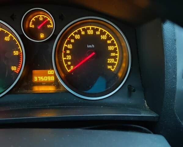 Черный Опель Зафира, объемом двигателя 1.91 л и пробегом 375 тыс. км за 5200 $, фото 15 на Automoto.ua