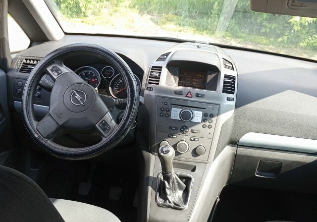 Черный Опель Зафира, объемом двигателя 1 л и пробегом 250 тыс. км за 4900 $, фото 5 на Automoto.ua