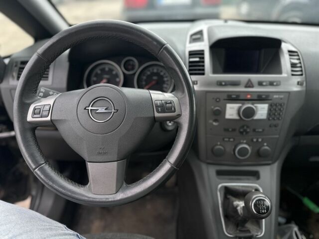 Черный Опель Зафира, объемом двигателя 1.9 л и пробегом 208 тыс. км за 3000 $, фото 8 на Automoto.ua