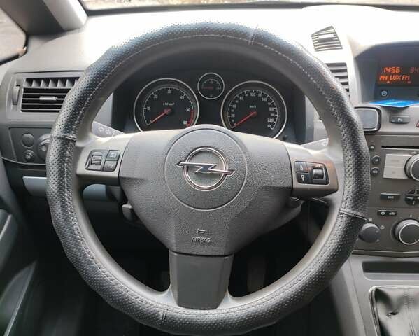 Черный Опель Зафира, объемом двигателя 1.91 л и пробегом 375 тыс. км за 5200 $, фото 7 на Automoto.ua