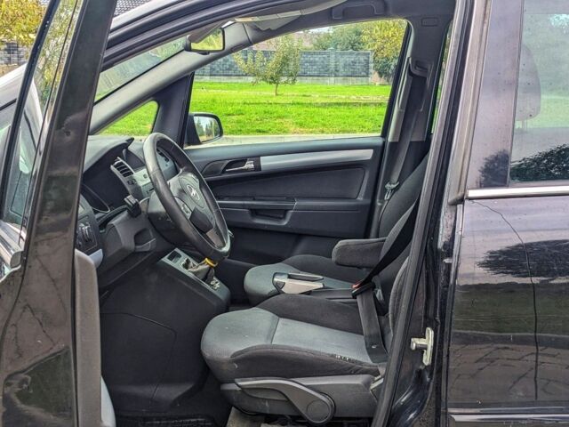 Черный Опель Зафира, объемом двигателя 0 л и пробегом 305 тыс. км за 2700 $, фото 4 на Automoto.ua