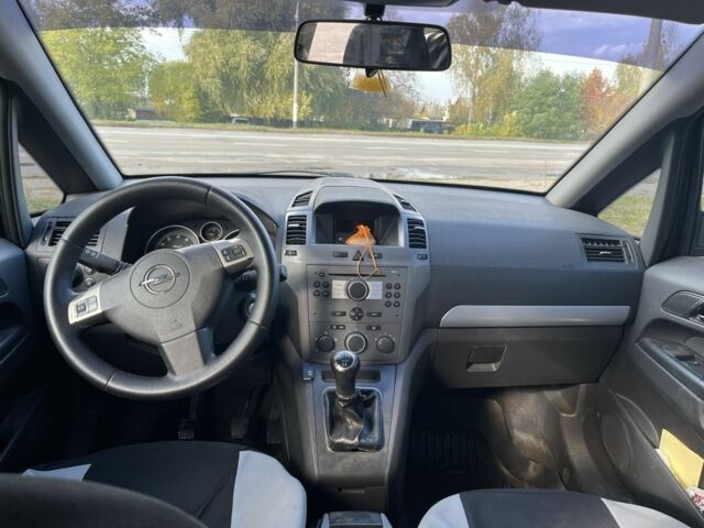 Черный Опель Зафира, объемом двигателя 1.6 л и пробегом 195 тыс. км за 5100 $, фото 4 на Automoto.ua