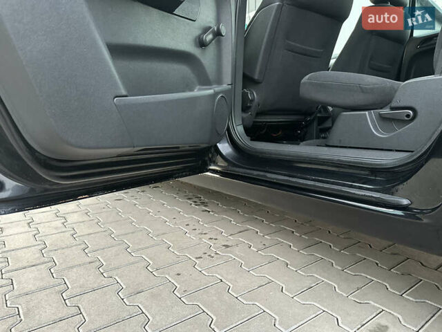 Черный Опель Зафира, объемом двигателя 1.6 л и пробегом 194 тыс. км за 5300 $, фото 92 на Automoto.ua