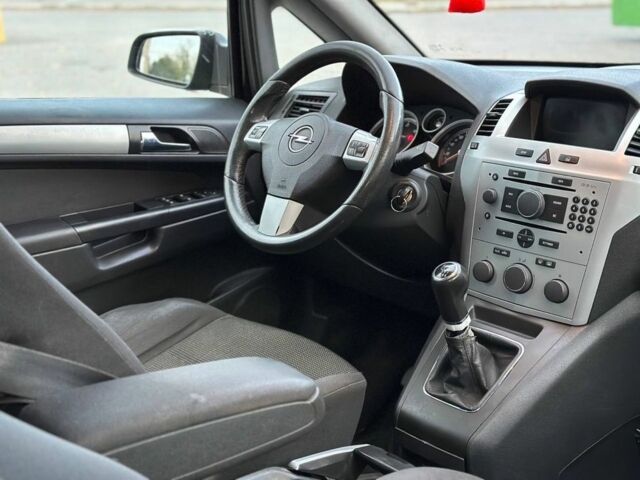 Черный Опель Зафира, объемом двигателя 1.7 л и пробегом 123 тыс. км за 2600 $, фото 5 на Automoto.ua