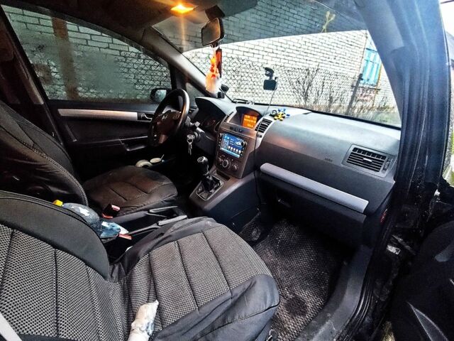 Черный Опель Зафира, объемом двигателя 1.9 л и пробегом 380 тыс. км за 5950 $, фото 2 на Automoto.ua