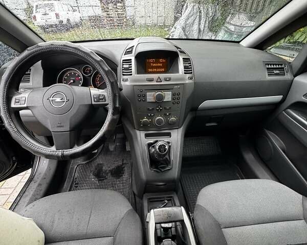 Черный Опель Зафира, объемом двигателя 1.6 л и пробегом 217 тыс. км за 6100 $, фото 15 на Automoto.ua
