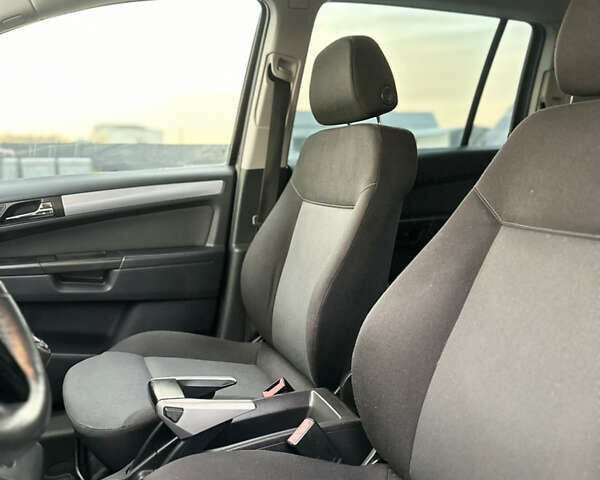 Черный Опель Зафира, объемом двигателя 1.6 л и пробегом 194 тыс. км за 5300 $, фото 84 на Automoto.ua