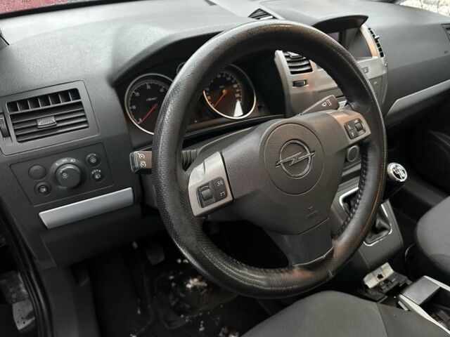 Черный Опель Зафира, объемом двигателя 1.9 л и пробегом 300 тыс. км за 2300 $, фото 11 на Automoto.ua