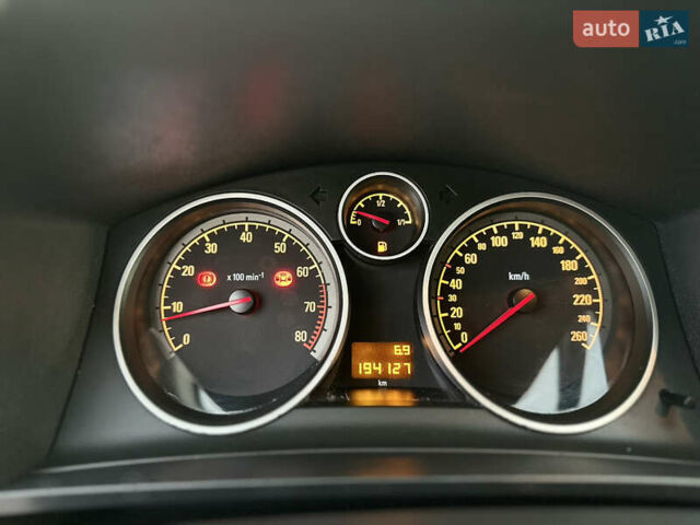 Черный Опель Зафира, объемом двигателя 1.6 л и пробегом 194 тыс. км за 5300 $, фото 73 на Automoto.ua