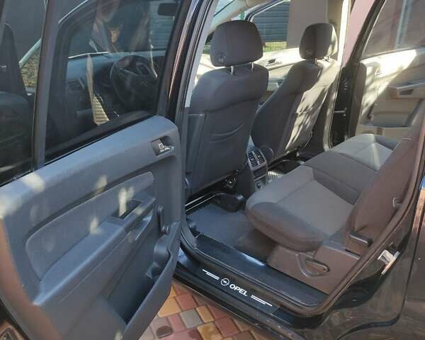 Черный Опель Зафира, объемом двигателя 1.8 л и пробегом 175 тыс. км за 6000 $, фото 3 на Automoto.ua