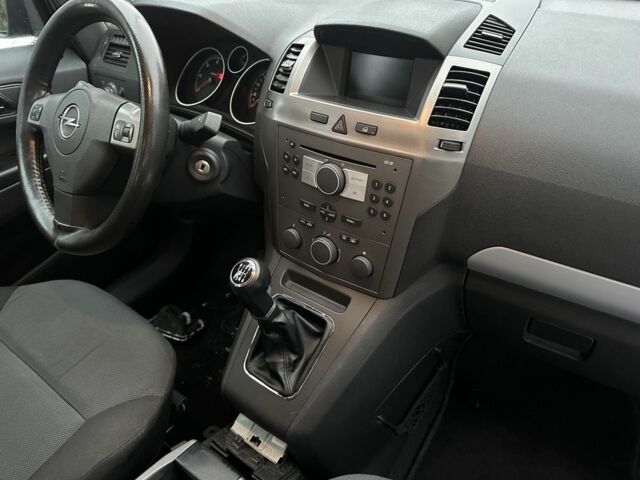 Черный Опель Зафира, объемом двигателя 1.9 л и пробегом 300 тыс. км за 2300 $, фото 12 на Automoto.ua