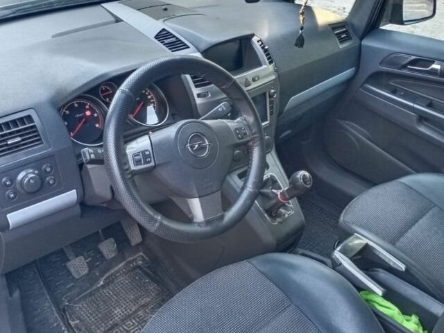 Черный Опель Зафира, объемом двигателя 1.9 л и пробегом 351 тыс. км за 4500 $, фото 12 на Automoto.ua