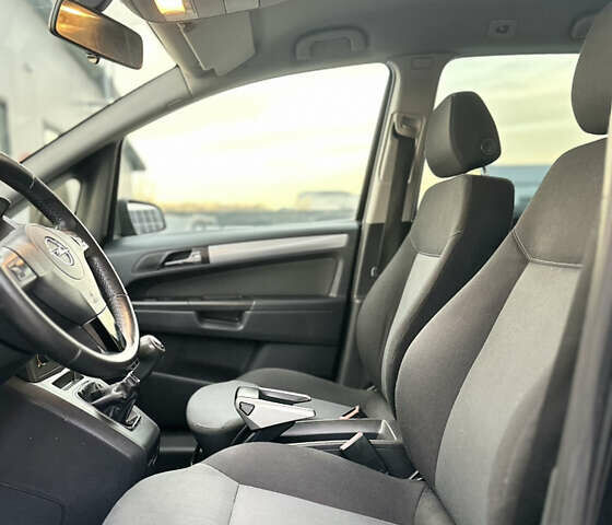 Черный Опель Зафира, объемом двигателя 1.6 л и пробегом 194 тыс. км за 5300 $, фото 85 на Automoto.ua