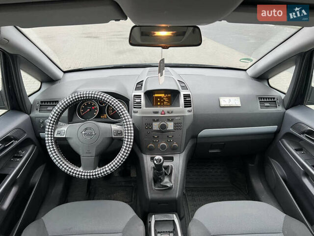 Черный Опель Зафира, объемом двигателя 1.6 л и пробегом 157 тыс. км за 5650 $, фото 13 на Automoto.ua