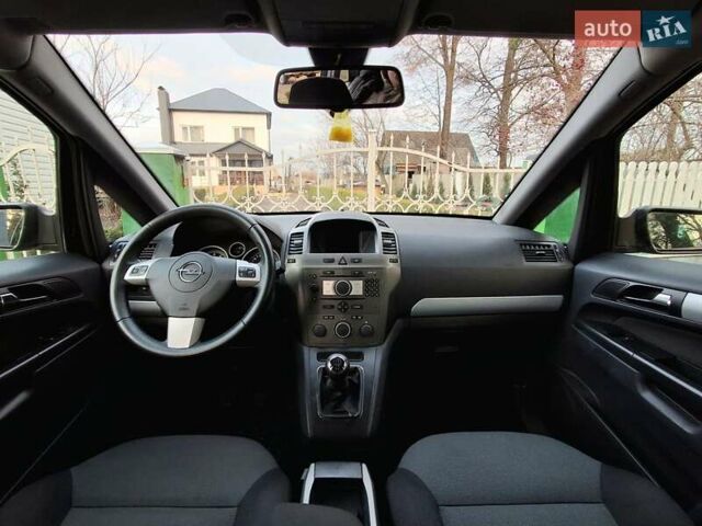 Черный Опель Зафира, объемом двигателя 1.8 л и пробегом 175 тыс. км за 4950 $, фото 7 на Automoto.ua