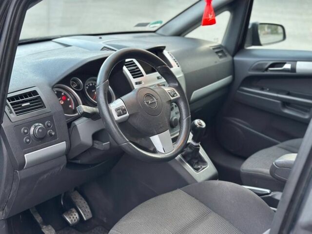 Черный Опель Зафира, объемом двигателя 1.7 л и пробегом 123 тыс. км за 2600 $, фото 4 на Automoto.ua