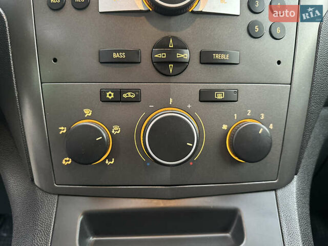 Черный Опель Зафира, объемом двигателя 1.6 л и пробегом 194 тыс. км за 5300 $, фото 80 на Automoto.ua