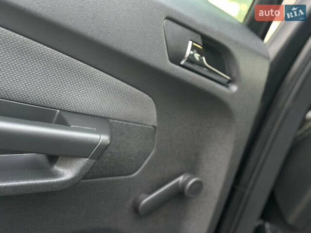 Черный Опель Зафира, объемом двигателя 1.6 л и пробегом 194 тыс. км за 5300 $, фото 91 на Automoto.ua