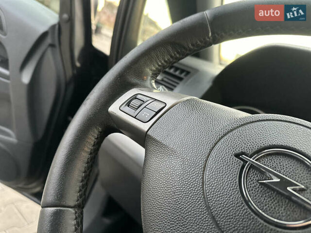 Черный Опель Зафира, объемом двигателя 1.6 л и пробегом 194 тыс. км за 5300 $, фото 68 на Automoto.ua