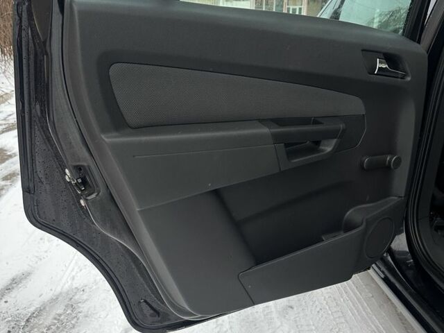 Черный Опель Зафира, объемом двигателя 1.9 л и пробегом 300 тыс. км за 2300 $, фото 18 на Automoto.ua