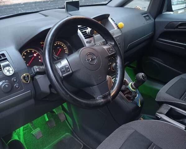 Черный Опель Зафира, объемом двигателя 1.8 л и пробегом 238 тыс. км за 5200 $, фото 7 на Automoto.ua