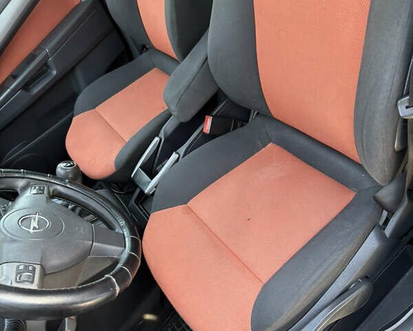 Чорний Опель Зафіра, об'ємом двигуна 1.9 л та пробігом 310 тис. км за 4800 $, фото 25 на Automoto.ua