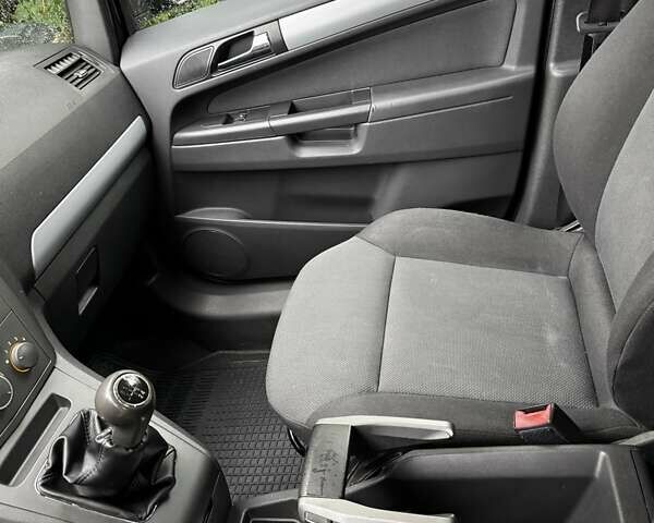 Черный Опель Зафира, объемом двигателя 1.6 л и пробегом 217 тыс. км за 6100 $, фото 13 на Automoto.ua