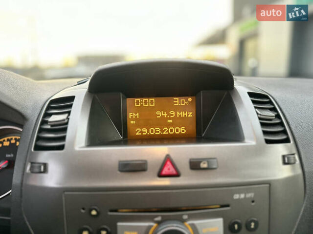 Черный Опель Зафира, объемом двигателя 1.6 л и пробегом 194 тыс. км за 5300 $, фото 77 на Automoto.ua