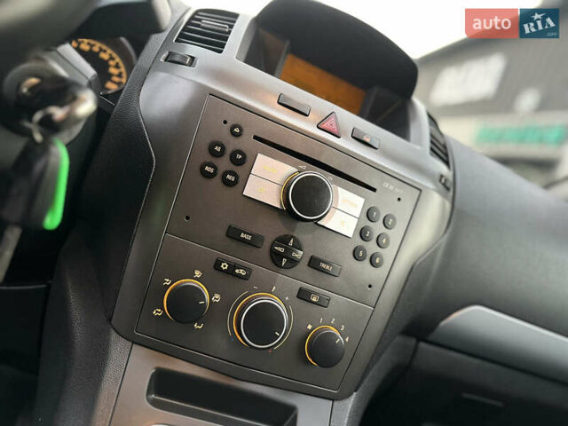 Черный Опель Зафира, объемом двигателя 1.6 л и пробегом 194 тыс. км за 5300 $, фото 75 на Automoto.ua