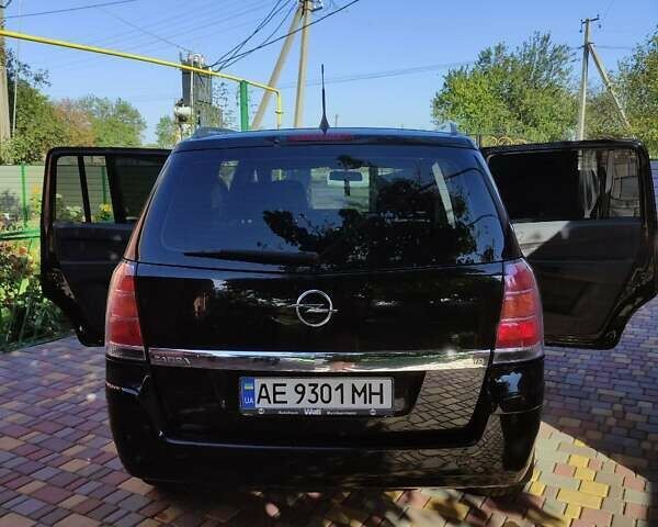 Черный Опель Зафира, объемом двигателя 1.8 л и пробегом 175 тыс. км за 6000 $, фото 2 на Automoto.ua