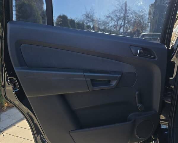 Черный Опель Зафира, объемом двигателя 1.9 л и пробегом 215 тыс. км за 6000 $, фото 8 на Automoto.ua